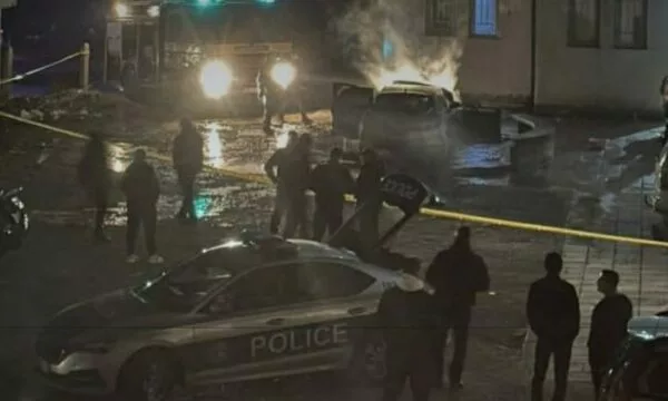 Automjeti i një zyrtari policor digjet në Pejë