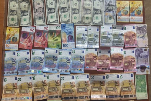 Qytetarët dorëzojnë në polici kuletën e gjetur me valutë