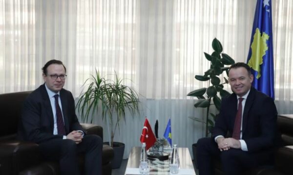 Ministri Peci dhe ambasadori turk bisedojnë për investime në Mitrovicë