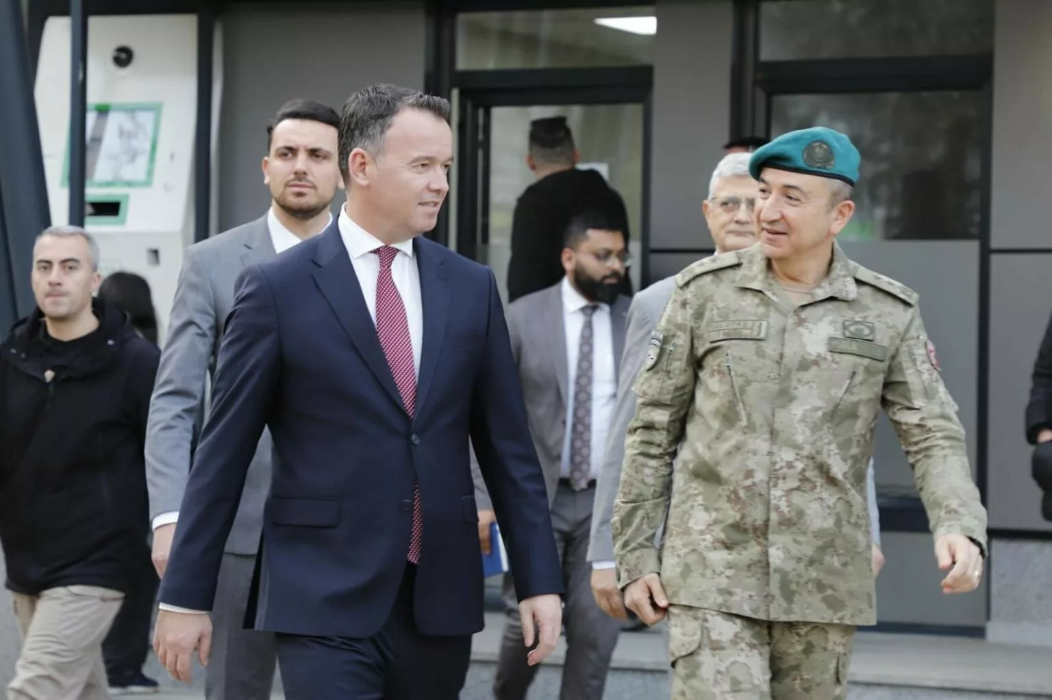 Komandanti i KFOR-it dhe Peci bisedojnë mbi çështjet e sigurisë