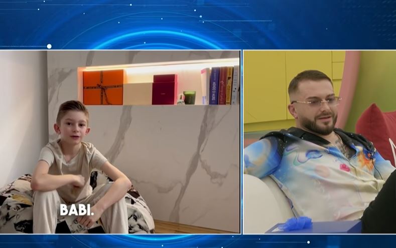 Limi i emocionuar nga takimi pas një viti me të birin