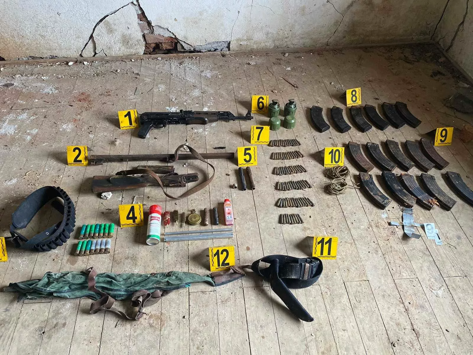 Arsenal armësh dhe municionesh zbulohet në banesë të braktisur