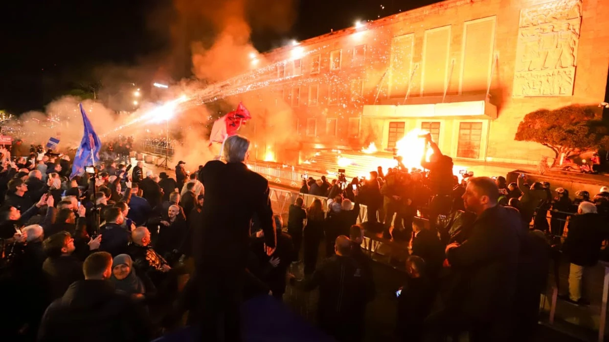 Protesta e opozitës mbyllet me tensione, Berisha kërkon zgjidhje