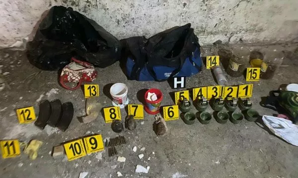 Municion dhe granata dore zbulohen në shtëpi të braktisur në veri