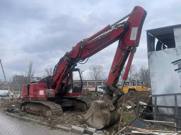 Zjarri shkatërron bagerin në Mitrovicë, pronari vlerëson dëmet