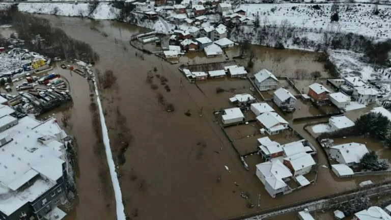 Komunat kërkojnë ndihmë qeveritare pas përmbytjeve të fundit