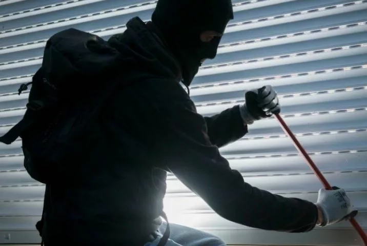 Vjedhje në Zveçan: Shtëpia cak i hajdutëve të stolive të arta