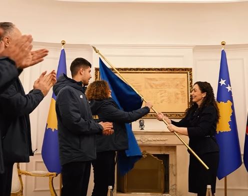 Osmani dorëzon flamurin e Kosovës skiatorëve për Olimpiadën