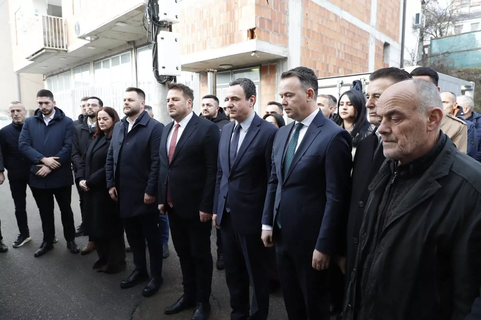 Kurti dhe Peci nderojnë kujtimin e Gazmend Ibrahimit në Mitrovicë