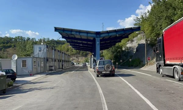 Rikthehet qarkullimi i kamionëve në kufirin Shqipëri-Serbi