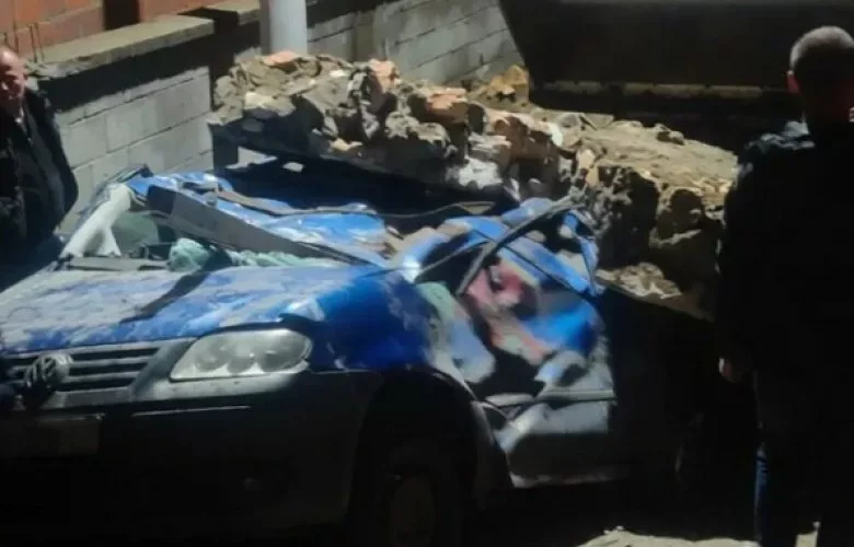 Shoferi ngec në makinë pas shembjes së murit mbrojtës në Meliq