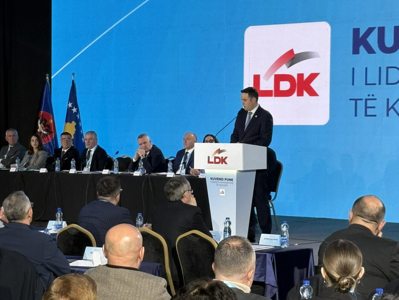 Delegatët votojnë mbi dorëheqjen e liderit Abdixhiku