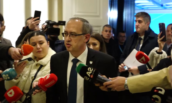 Abdixhiku rizgjidhet kryetar i LDK-së, Hoti nuk komenton