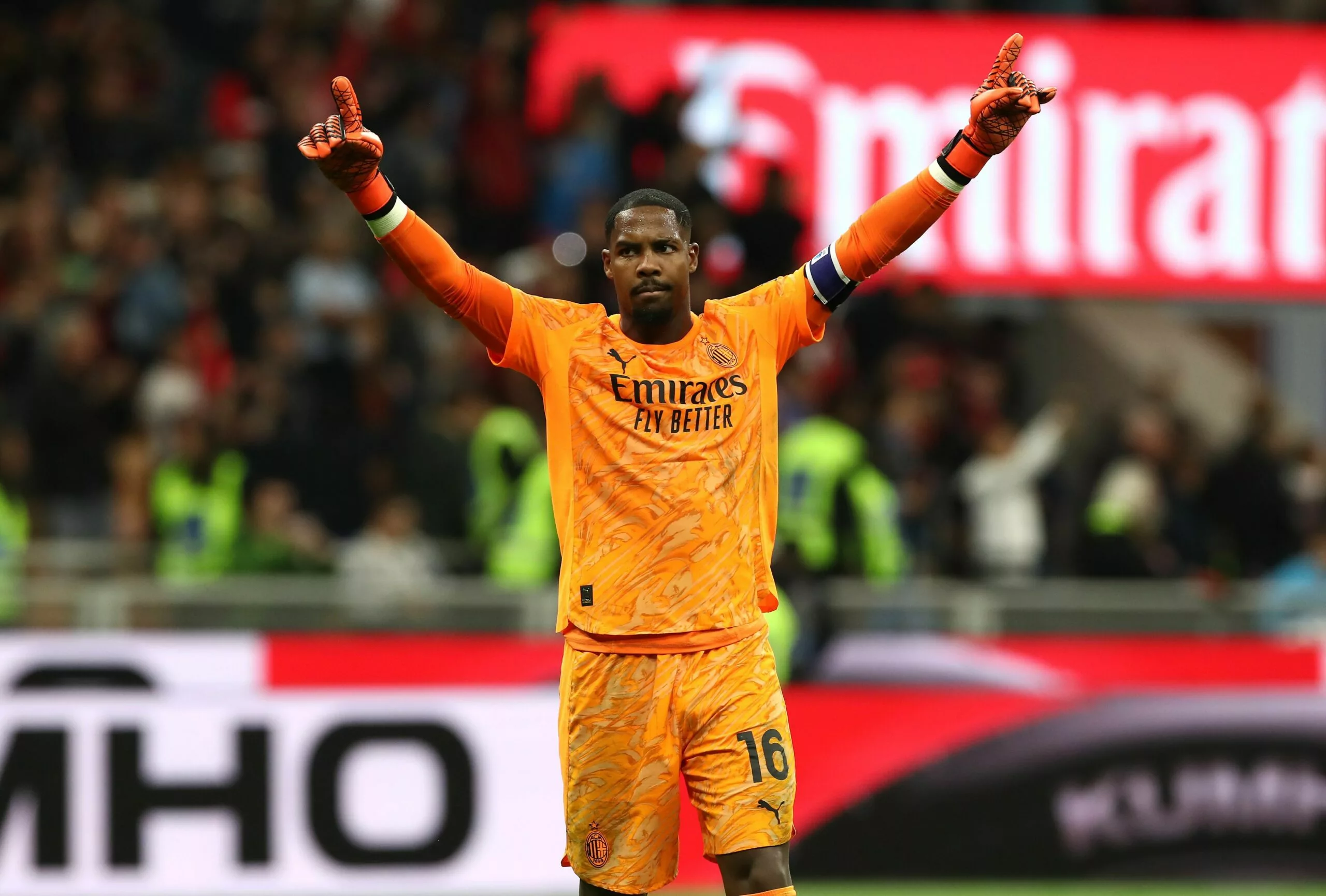 Mike Maignan rinovon kontratën me AC Milan