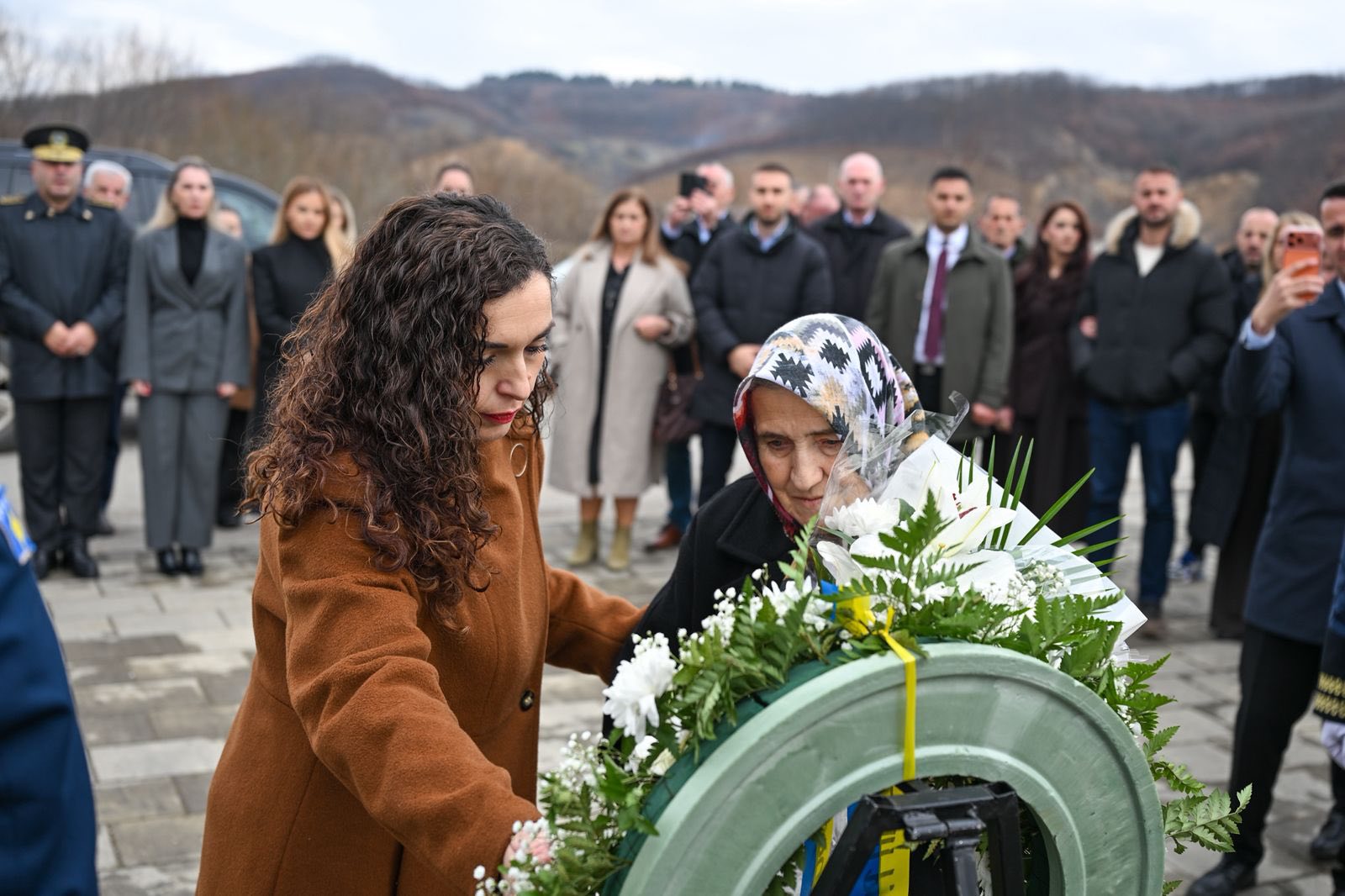 Presidentja Osmani nderon guximin e Elfete dhe Mentor Humollit