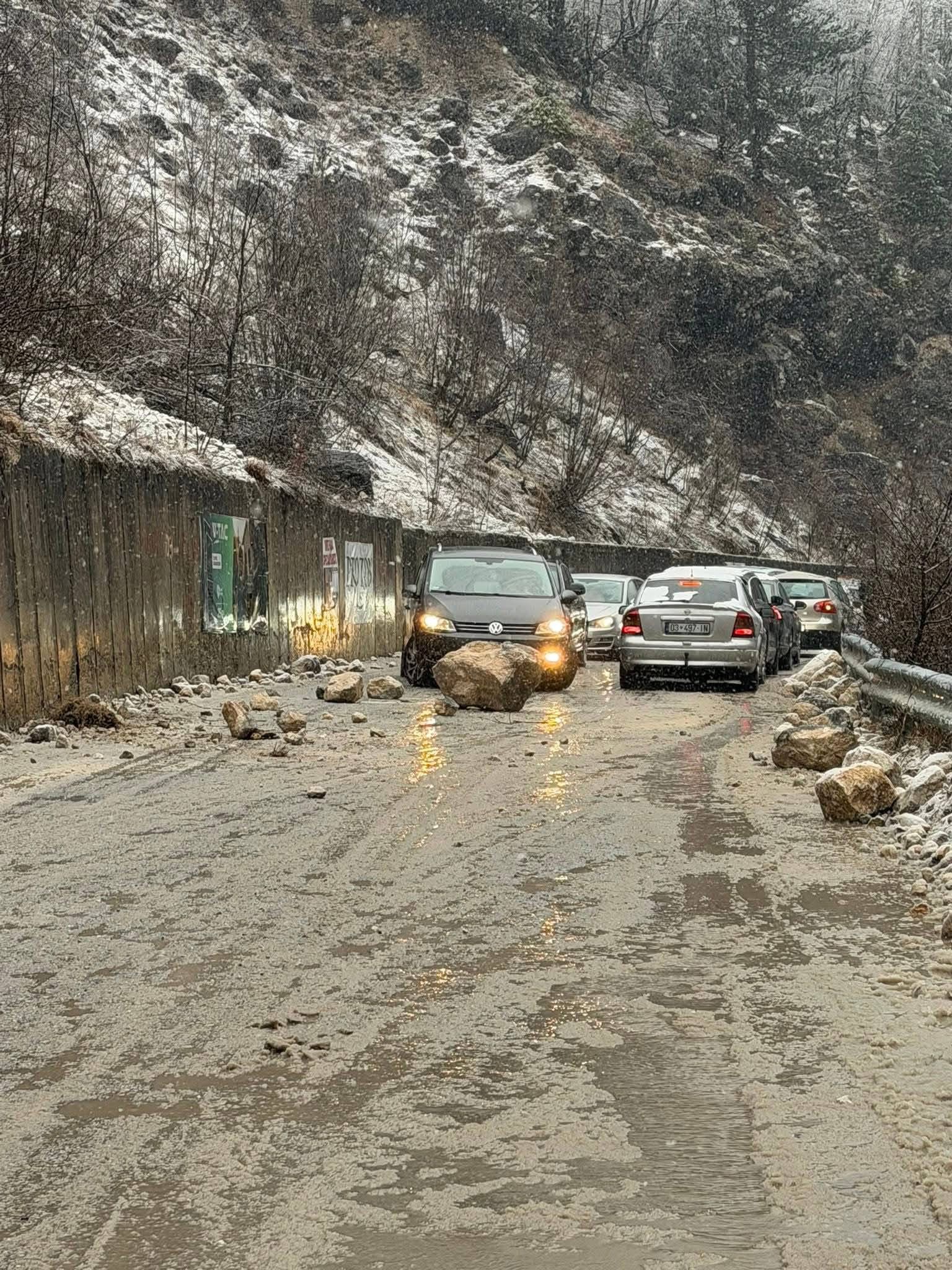 Gur i madh bie mbi veturë, lëndohen dy fëmijë në Pejë-Kuqishtë