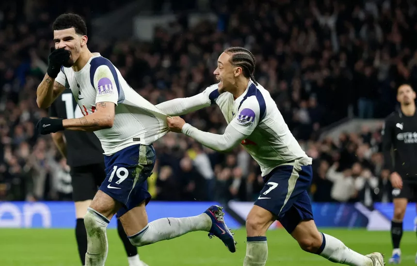 Mançester Siti dhe Totenhemi ndajnë pikët, Arsenali në krye