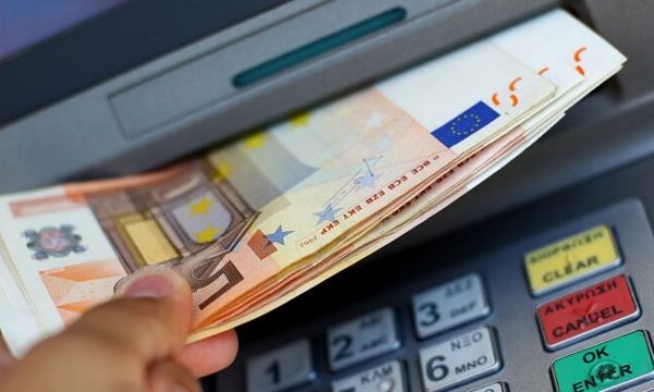 Tërheqjet nga bankat në Kosovë arrijnë 655 milionë euro