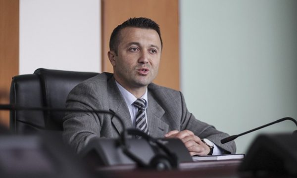 Deputeti akuzon ministrin pas largimit të Vetonit nga grupi