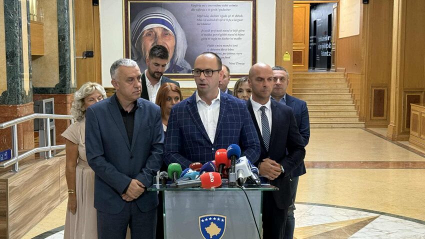 Ambasada Britanike komenton vendimin e PZAP-së për Listën Serbe