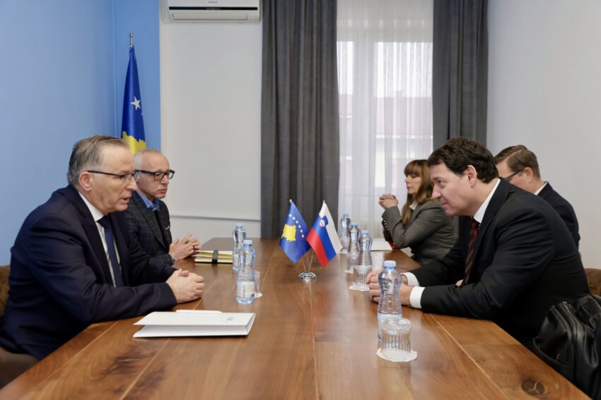 Hamza diskuton me emisarin slloven për mbështetjen e Kosovës