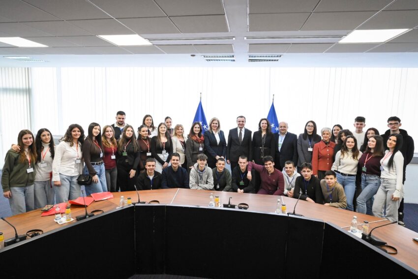 Kurti Diskuton Rëndësinë e Arsimit me Nxënësit nga Prishtina dhe Ulqini