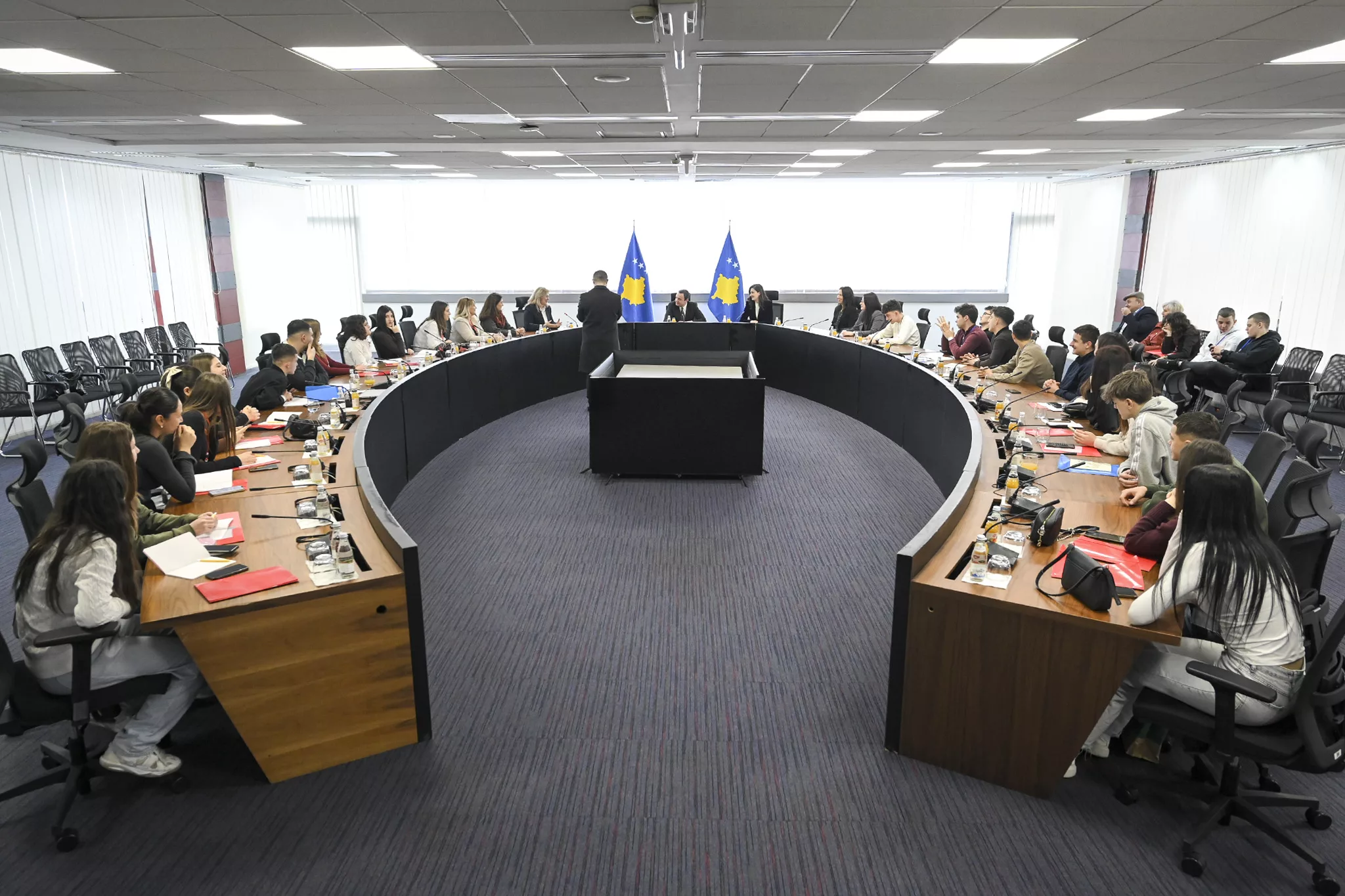 Kurti Diskuton Arsimin me Nxënës nga Prishtina e Ulqini