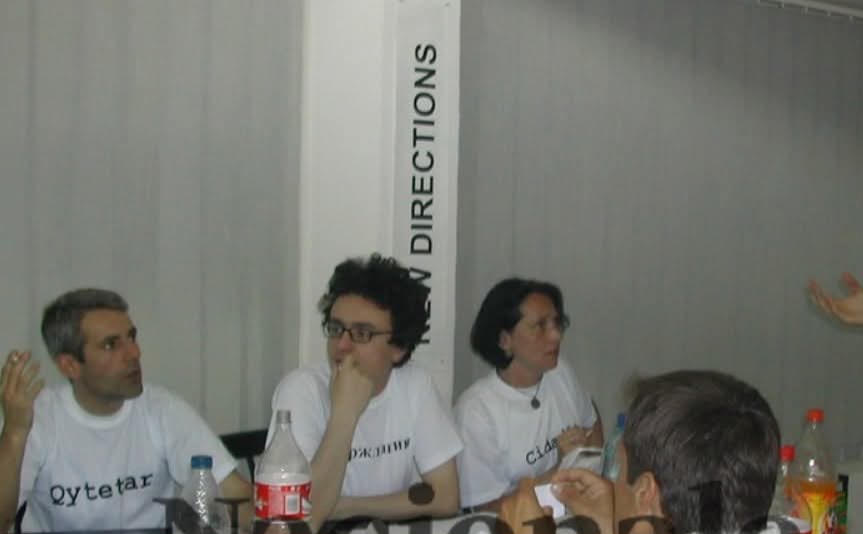 Albin Kurti në 2004: Diskutime mbi veshjen me cirilikë