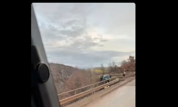 Vetura del nga rruga pas aksidenti në Dollc