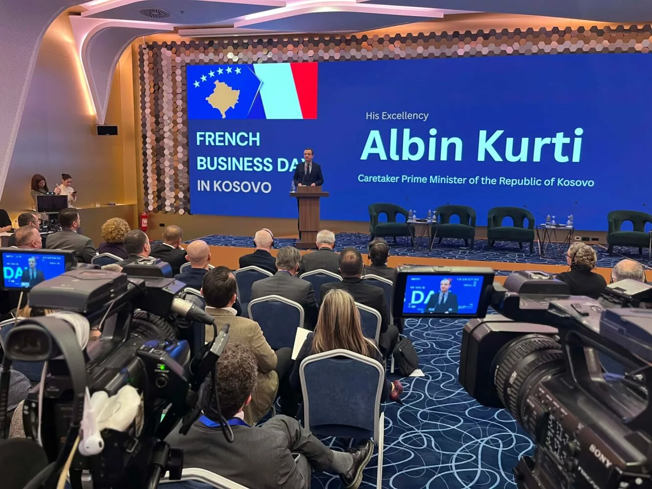 Kurti: Kryeministrat rrallë marrin duartrokitje për reformën burokratike