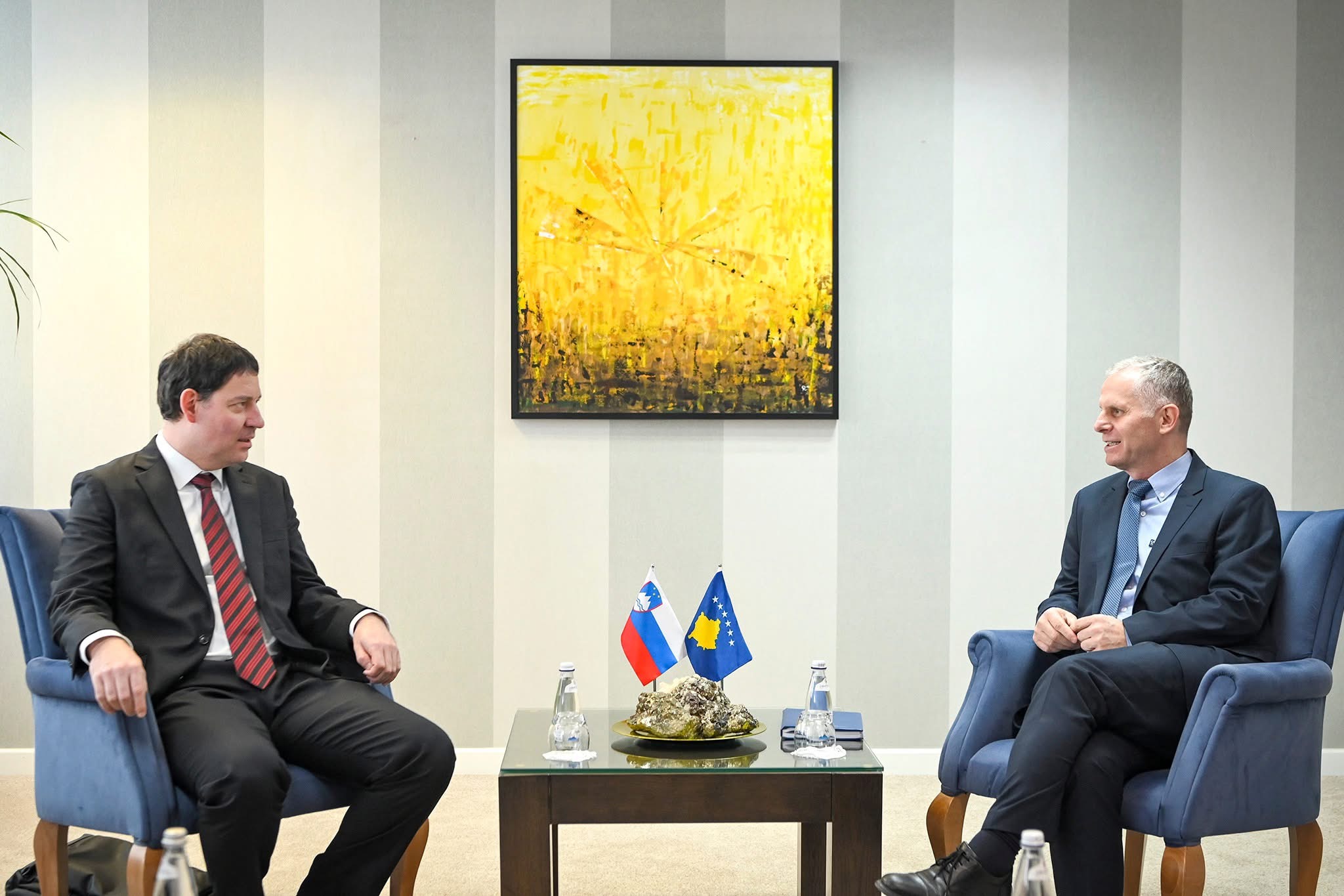 Bislimi bisedon me të dërguarin slloven për zhvillimet në Ballkan