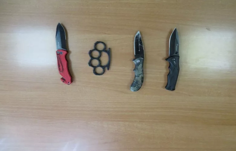 Policia në Vushtrri sekuestron armë të ftohta në shkolla