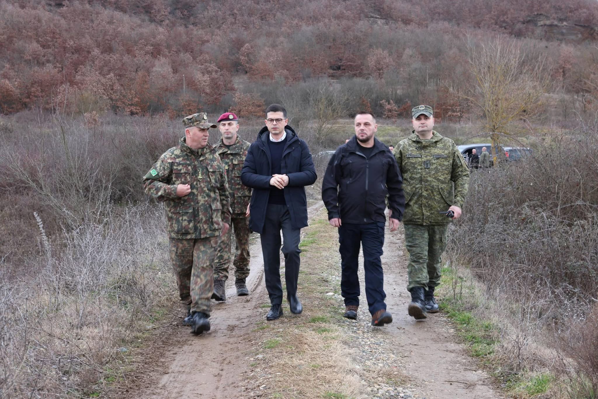 Zyrtarët maqedonas vizitojnë ushtarët në kërkimet në Klos