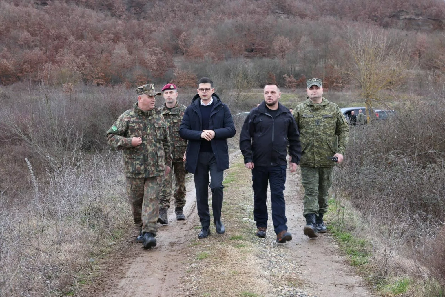 Maqedonci dhe Vengu vizitojnë trupat kërkimore në Klos