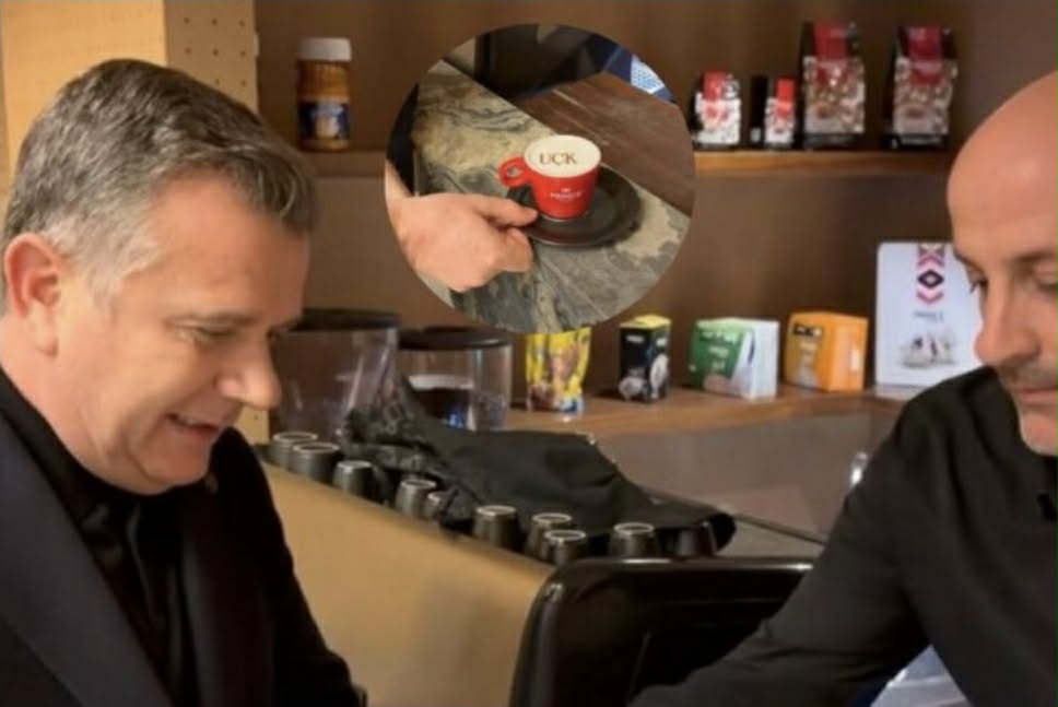 Taulant Balla viziton Pejën, pi kafe me dizajn të UÇK-së