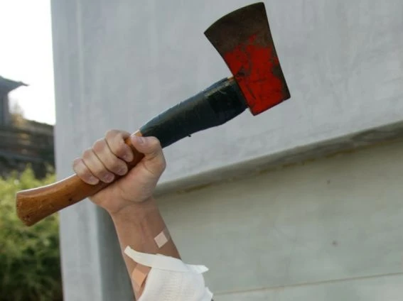 I riu në Deçan arrestohet për sulm ndaj babait me sëpatë