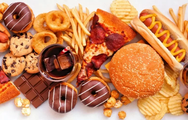 Studimi: Ushqimet ultra të përpunuara shkaktojnë varësi të ngjashme me cigaret