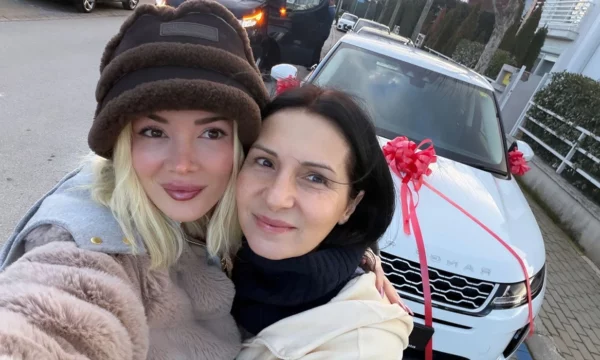 Këngëtarja Era Istrefi i dhuron nënës një ‘Range Rover’