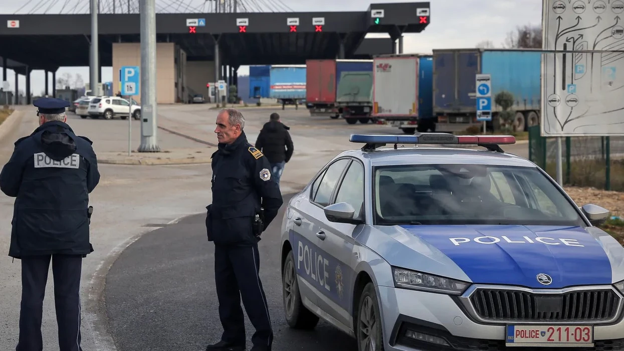 Shtetas kosovarë ndalohen në kufirin me Serbinë për akuza lufte