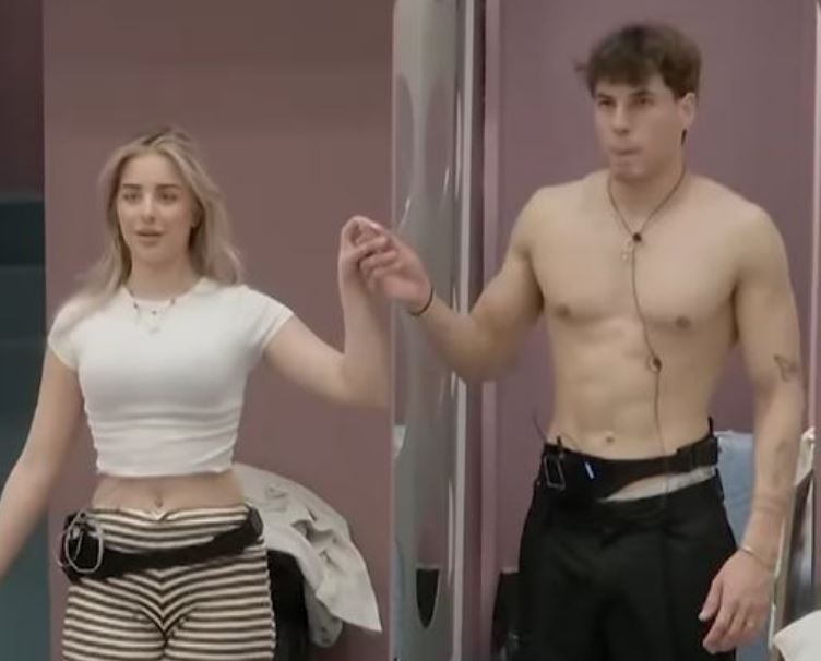 Kush po i mëson Klodin dhe Elijonën për hyrjen e dasmës?