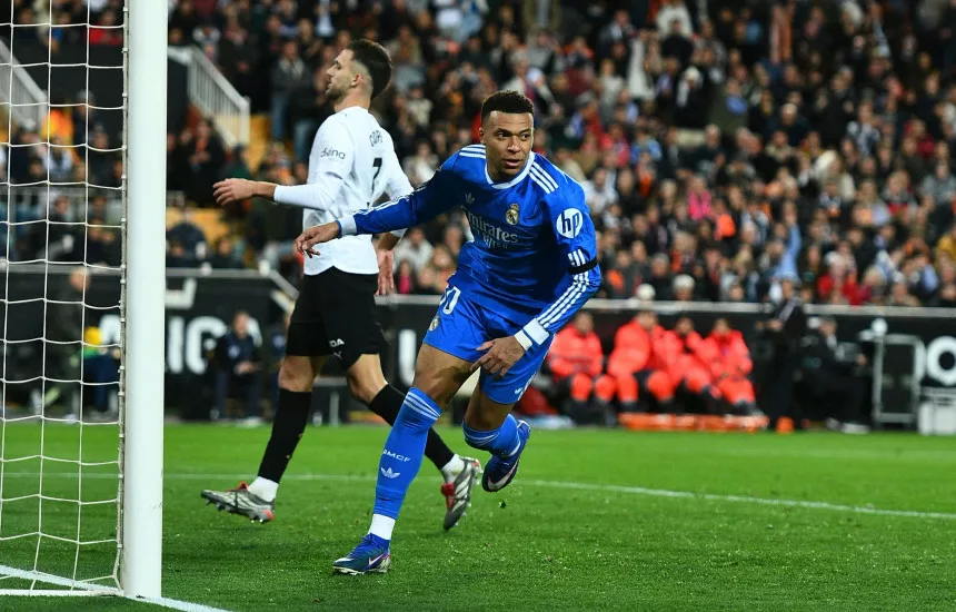 Reali triumfon me gola nga Carrera dhe Mbappe