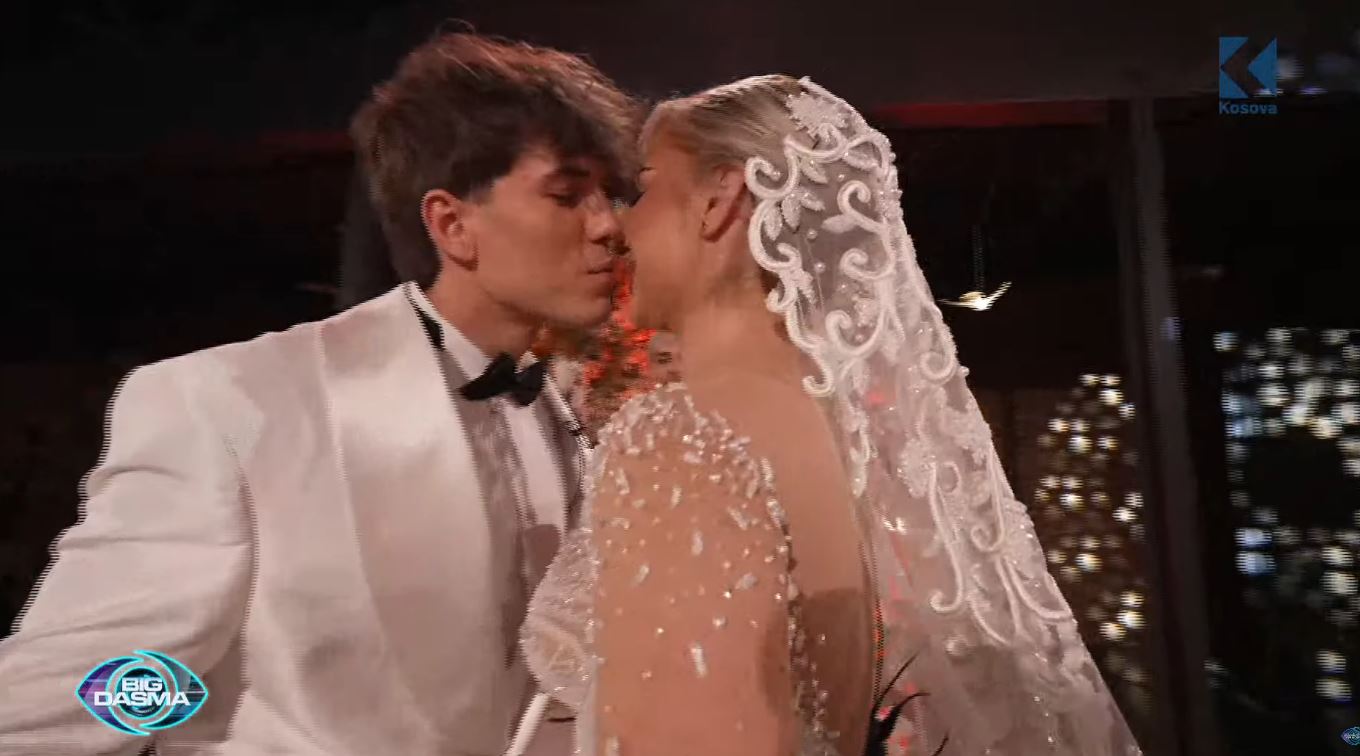 Klodi dhe Elijona: Momenti i veçantë gjatë spektaklit (Video)