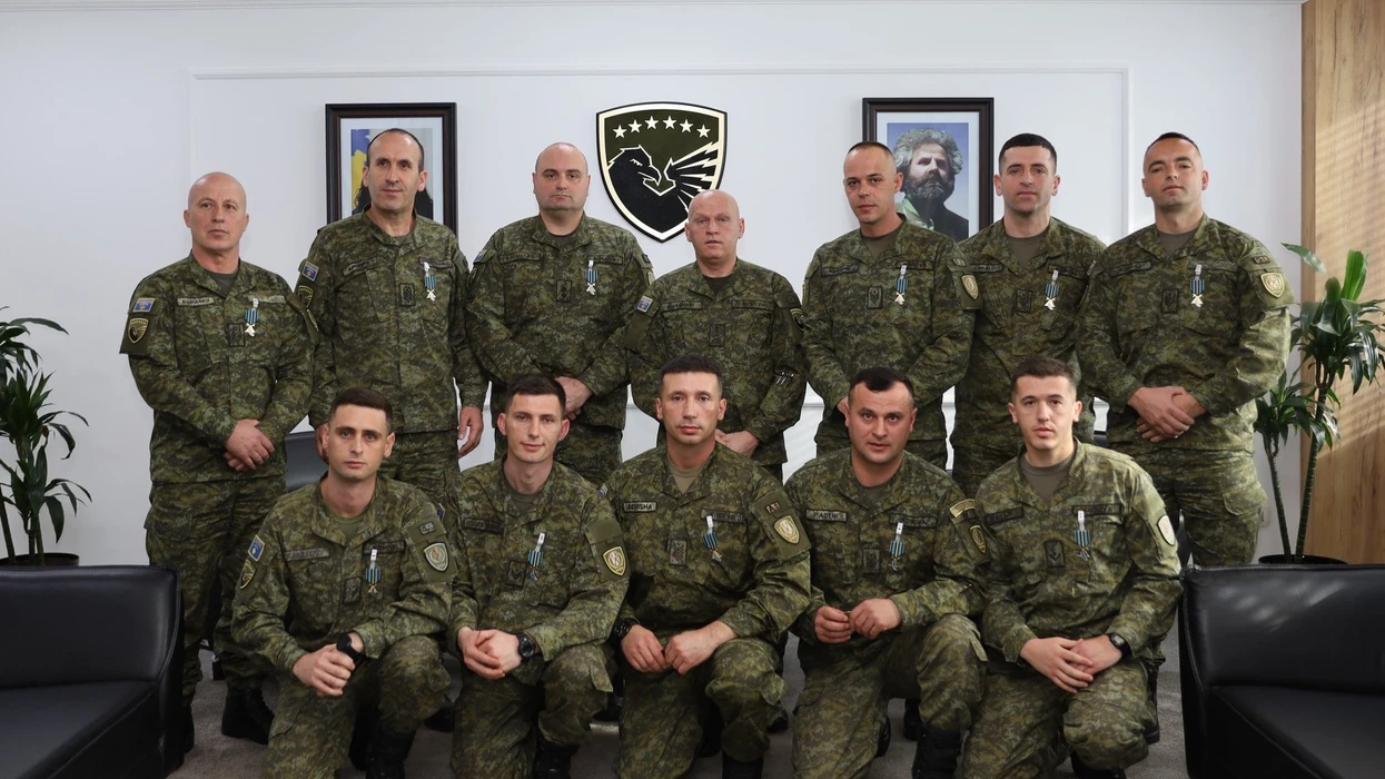 Komandanti i FSK-së nderon pjesëtarët e operacionit në Shqipëri