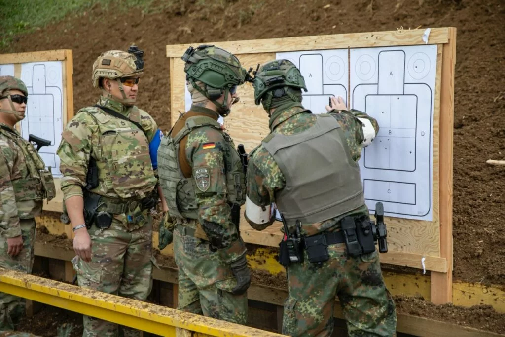 Trupat e KFOR-it kryejnë stërvitje qitjeje në “Camp Bondsteel”